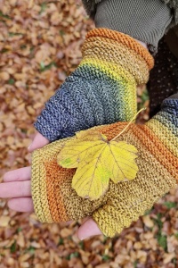 Lang Yarns Free Fingerless gloves pattern